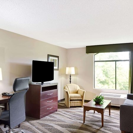 מלון Wingate By Wyndham Raleigh Durham / Airport מראה חיצוני תמונה